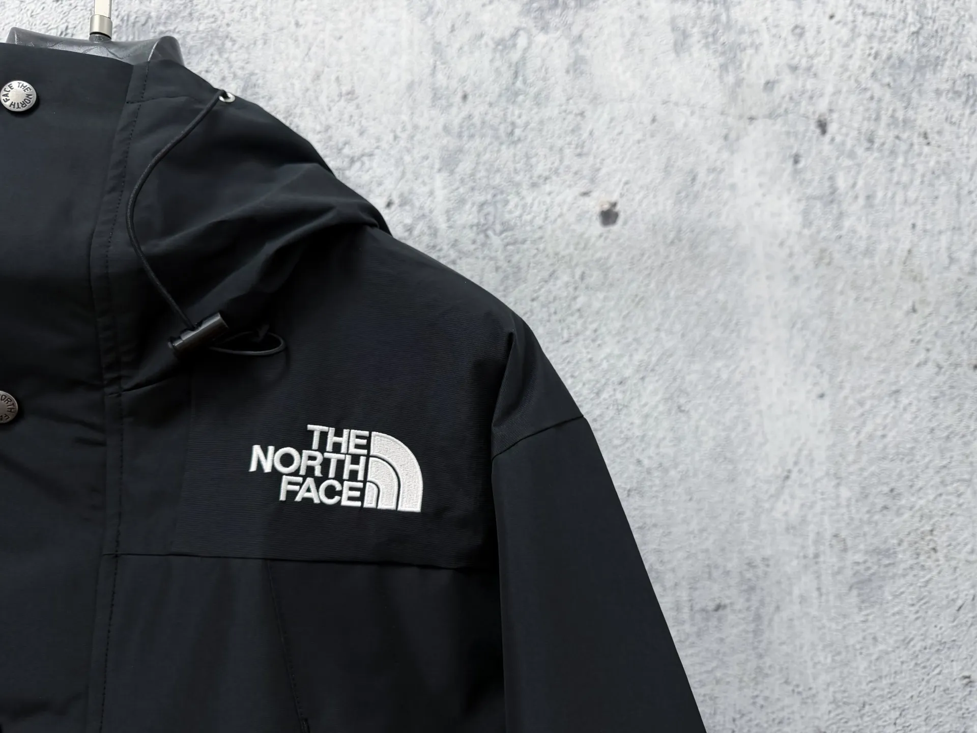 (original) [The North Face] The North Face 1990 Classic outdoor waterproof jacket and mountaineering jacket #Purchasing level In order to restore all the texture of ZP, this year the team spent several months and finally shipped it. All accessories are restored to ZP, and the fabric workmanship is upgraded. ✅Waterproof to the international ISO standard 90 (ISO 4) level to achieve the rolling effect of water droplets on a lotus leaf. ✅Highly permeable laminated fabric Gore-tex imitation water Breathable film, feels better and more comfortable. ✅The embroidery uses the original imported Tajima embroidery machine to restore ZP. Tajima's embroidery is neat and three-dimensional, with full three-dimensionality and the charm of each letter. Each stroke has a strong three-dimensional effect. ✅Original YKK zippers for all clothes, which can withstand 100,000 pulls and wear, and original Velcro. Mold-made custom hardware accessories, clear and three-dimensional fonts ✅The representative work of jackets, MJ in 1990, is TNF’s traditional favorite. Featuring a GT design, this stylish jacket is reimagined for all your urban adventures, offering unparalleled waterproof and windproof protection. ✅GT comes with taffeta and brushed tricot lining for extra warmth. ✅In addition, it can be combined with the 1996 down jacket for super thermal insulation effect‼ ️Size:XS-2XL